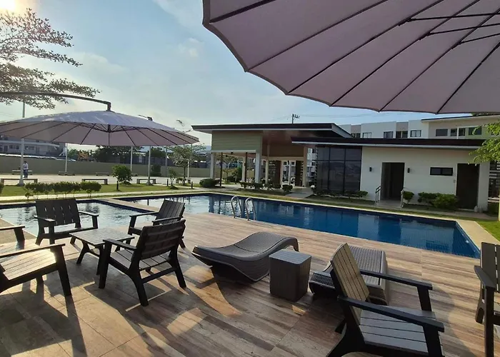 Near Mactan Airport, Pool, Fast Wifi, Netflix & Apartment