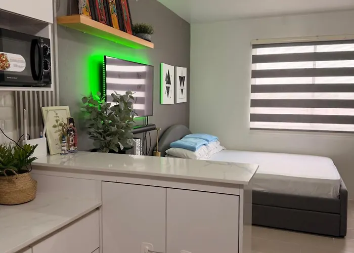 Near Mactan Airport, Pool, Fast Wifi, Netflix & Apartment